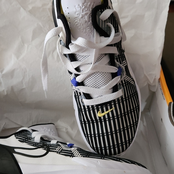 Nike - Picture 4 of 16